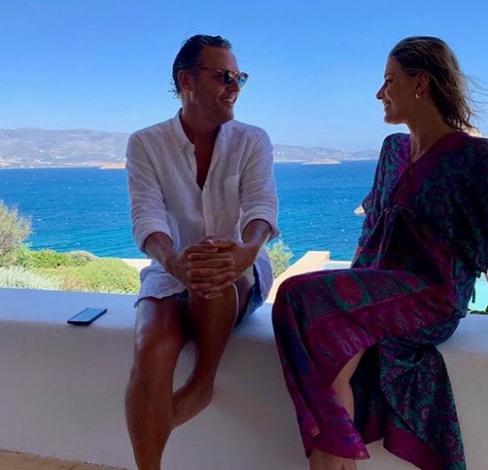 Οι διακοπές του Νικόλαου Γλύξμπουργκ και της Τατιάνας Μπλάτνικ στην Αντίπαρο μέσα από τον φακό