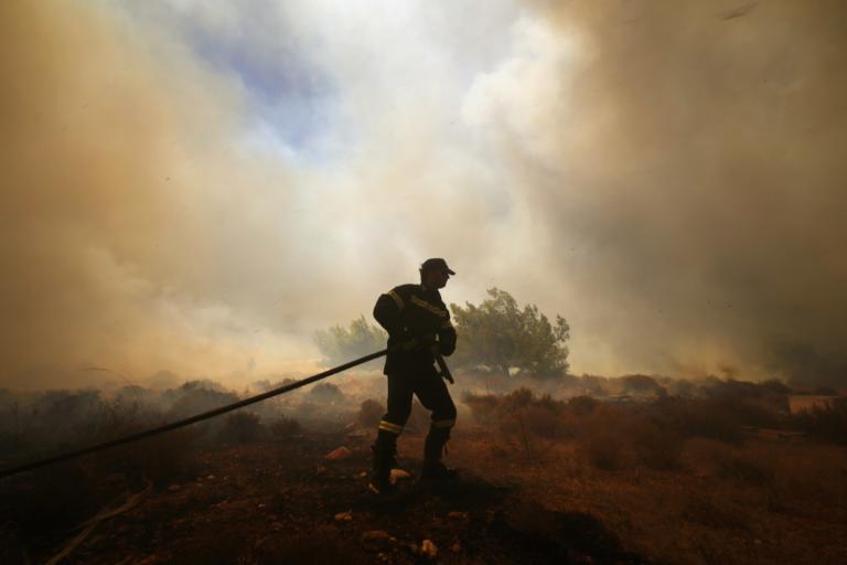 Πυροσβέστης καθώς επιχειρεί κατά πυρκαγιάς