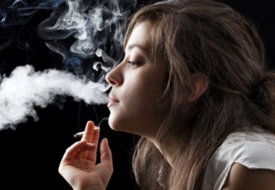 Tσιγάρο ούτε στο αυτοκίνητο: Τι προβλέπεται για τους οδηγούς-Τα τσουχτερά πρόστιμα