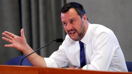 Ιταλία: Ο Σαλβίνι προσπαθεί να εμποδίσει την αποβίβαση μεταναστών από δύο πλοία ΜΚΟ