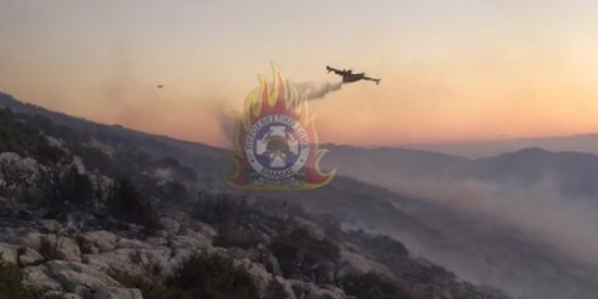 Φωτιά στον Υμηττό: Κάηκαν σπίτια, «μάχη» να μην προχωρήσει στο δάσος Καισαριανής