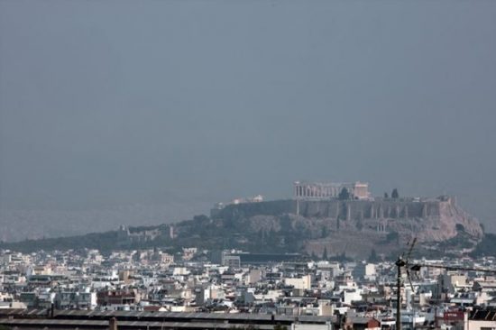 «Πνιγμένη» στους καπνούς της Εύβοιας η Αθήνα – Μυρίζει «καμένο» σε όλο το κέντρο