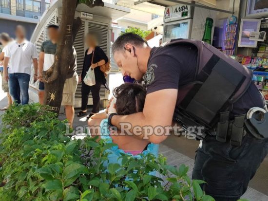 Λαμία: Άνδρας μαχαίρωσε την σύντροφό του στη μέση της πλατείας (pics & video)