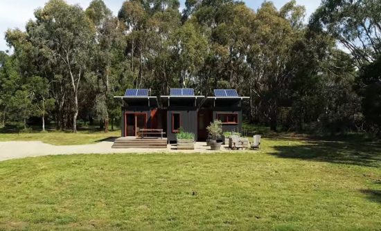 Πώς να μετατρέψετε τρία κοντέινερ σε ένα σπίτι που τα έχει όλα