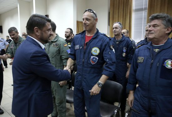 Βραβεύθηκαν οι Ιταλοί και Ισπανοί πιλότοι που βοήθησαν στη κατάσβεση της φωτιάς στην Εύβοια