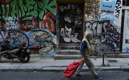Associated Press: Τα ανούσια γκράφιτι που πνίγουν την Αθήνα και η αδιαφορία κατοίκων και πολιτείας