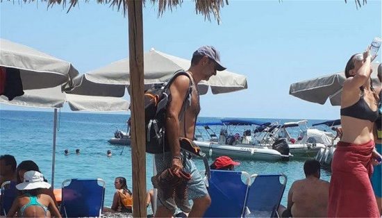 Στα Χανιά επέστρεψε ο Κυριάκος Μητσοτάκης – Μπάνιο και βόλτα μαζί με την Μαρέβα