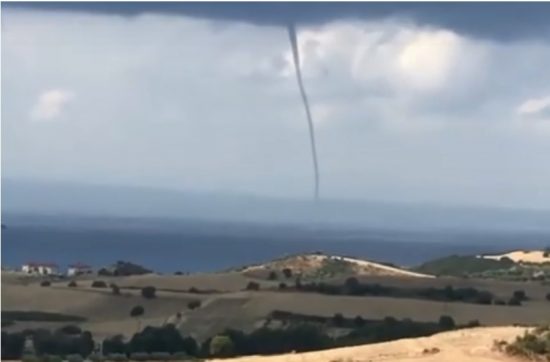 Χαλκιδική: Κυκλοφοριακό κομφούζιο μετά το έντονο μπουρίνι – Υδροστρόβιλος σχηματίστηκε στη θάλασσα (video)