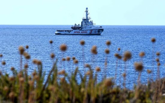 Open Arms: Δεν αποδεχόμαστε την Ισπανία ως λιμάνι, να αποβιβαστούν στη Λαμπεντούζα οι μετανάστες