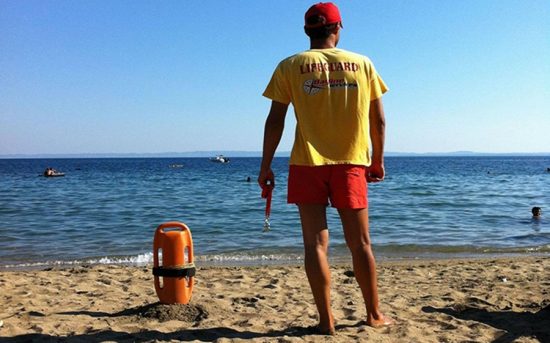 Σοκ σε παραλία των Χανίων: Ναυαγοσώστης έσωσε γυναίκα που ήθελε να αυτοκτονήσει (video)