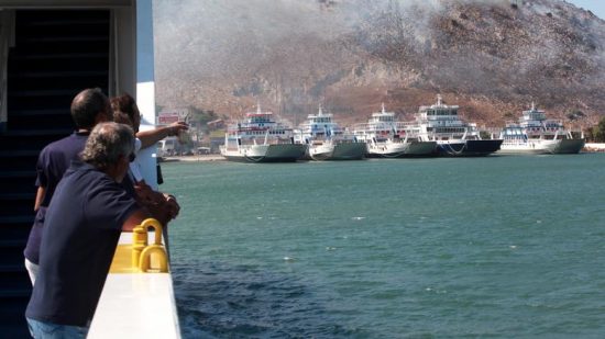 Πυρκαγιά στη Σαλαμίνα-Εκκενώνεται οικισμός