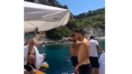 Στιγμές χαλάρωσης για τον Ιβάν Σαββίδη με παιχνίδι με την μπάλα (video)