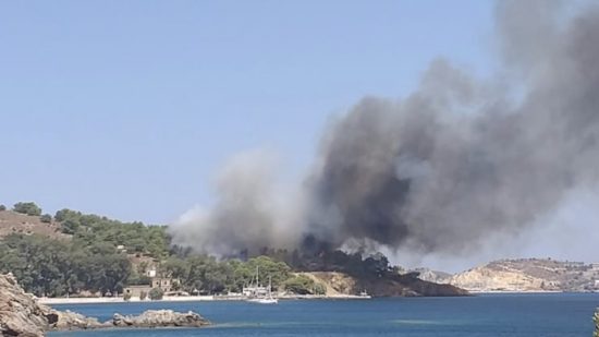 Μεγάλη φωτιά στη Λέρο – Απεγκλωβίστηκαν οι άνθρωποι που ήταν στην παραλία
