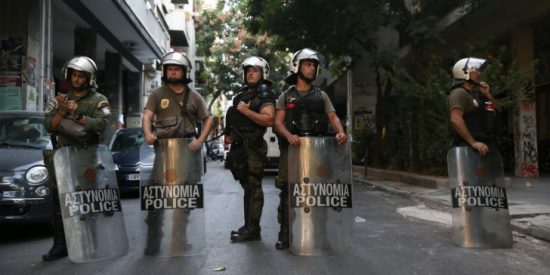 Επίθεση σε διμοιρία των ΜΑΤ πίσω από την ΑΣΟΕ