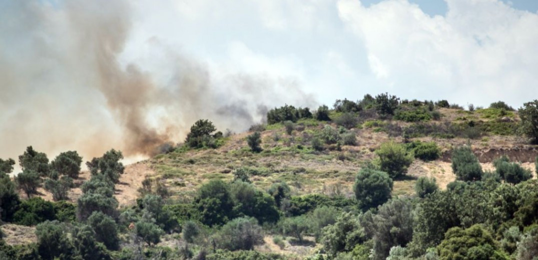 Σε ύφεση η πυρκαγιά στα Βίλια - Συνεχίζουν να επιχειρούν ισχυρές πυροσβεστικές δυνάμεις στην περιοχή Κάζα