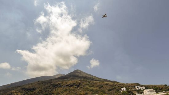 Ισχυρή έκρηξη του ηφαιστείου Στρόμπολι ανοικτά της Σικελίας (video)