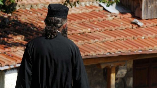 Ληστεία σε τράπεζα στην Αχαΐα: «Παπάς» με καλάσνικοφ άρπαξε 130.000 ευρώ