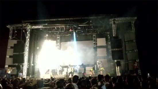 Σοκ: Τραγουδίστρια πέφτει νεκρή από πυροτέχνημα πάνω στη σκηνή (video)