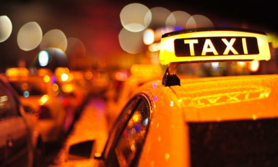 Μειώνεται ο ΦΠΑ και στα ταξί από 24% στο 13%