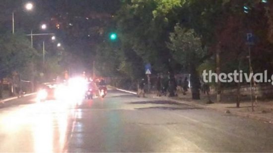 Θεσσαλονίκη: Άγρια επεισόδια μεταξύ αντιεξουσιαστών και Αλγερινών (video)