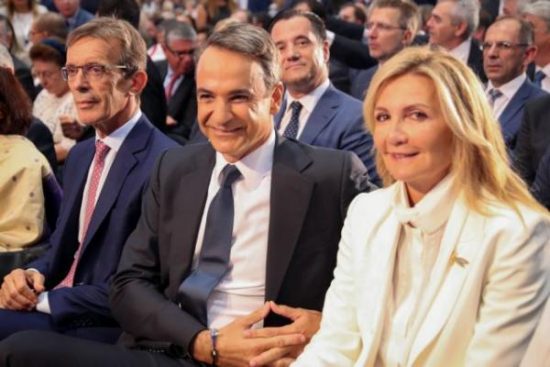 ΔΕΘ: Το ζεστό φιλί του Κυριάκου στη Μαρέβα και τα … πηγαδάκια (pics)