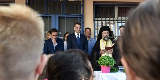 Με χειροκροτήματα και χαμόγελα η υποδοχή Μητσοτάκη στον αγιασμό σχολείου στο Γαλάτσι