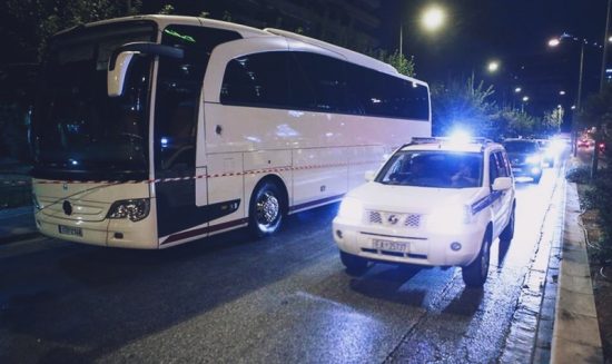 Παραδόθηκε ο άνδρας που πυροβόλησε κατά του τουριστικού λεωφορείου έξω από το Κάραβελ