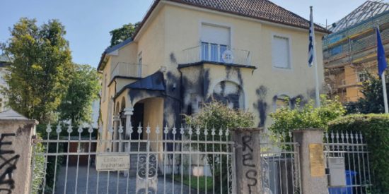 Επίθεση αντιεξουσιαστών στο ελληνικό προξενείο στο Μόναχο (pics)
