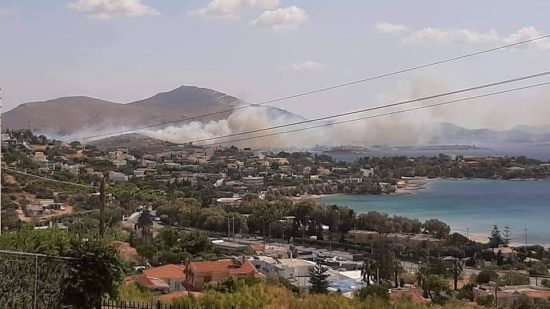 Φωτιά σε κατοικημένη περιοχή στο Λαγονήσι – Εκκενώνονται σπίτια (video)