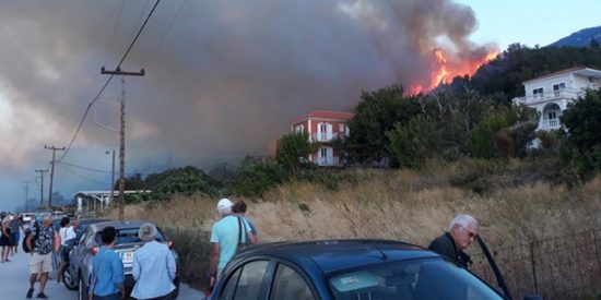 Πύρινη λαίλαπα στην Κεφαλονιά: Εκκενώθηκαν ξενοδοχεία και τουριστικά καταλύματα