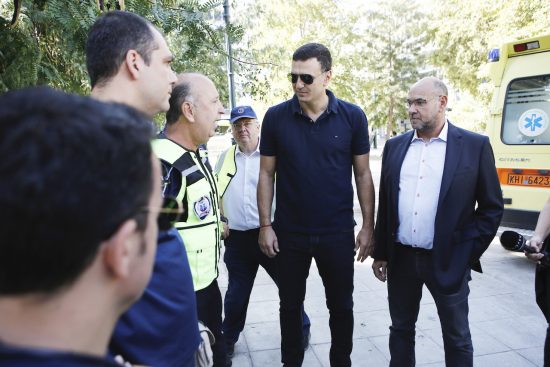 Ο Βασίλης Κικίλιας στην επίδειξη Πρώτων Βοηθειών στο Σύνταγμα