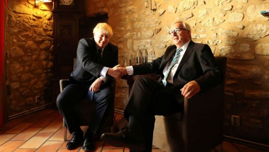 Με γιουχαΐσματα «υποδέχτηκαν» τον Τζόνσον στο Λουξεμβούργο – Τι είπαν στην συνάντηση με τον Γιούνκερ