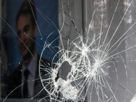Βίντεο ντοκουμέντο: Η στιγμή που άγνωστοι επιτίθενται στα γραφεία της ΝΔ στον Άγιο Δημήτριο