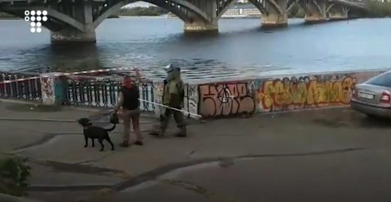 Συναγερμός στην Ουκρανία: Οπλισμένος άνδρας απειλεί να ανατινάξει γέφυρα