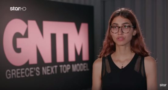 GNTM: Ποια είναι η κοκκινομάλλα με τα γυαλιά που «κέρδισε» τους κριτές (video)