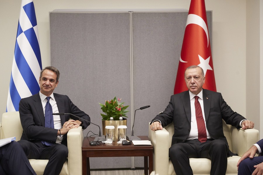 Εικόνα από συνάντηση του πρωθυπουργού Κυριάκου Μητσοτάκη με τον πρόεδρο της Τουρκίας Ρετζέπ Ταγίπ Ερντογάν
