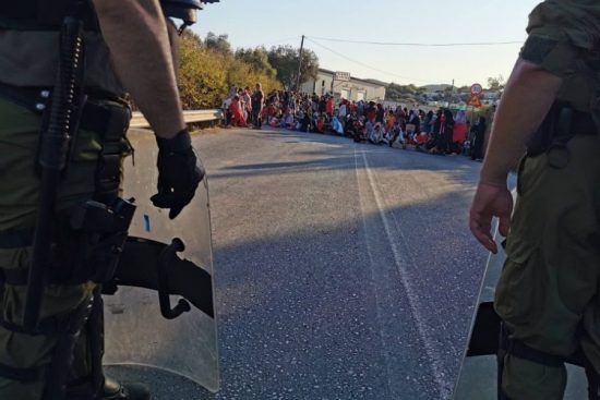 Μυτιλήνη: Καθιστική διαμαρτυρία πρόσφυγων και μεταναστριών μητέρων με τα παιδιά τους στη Μόρια