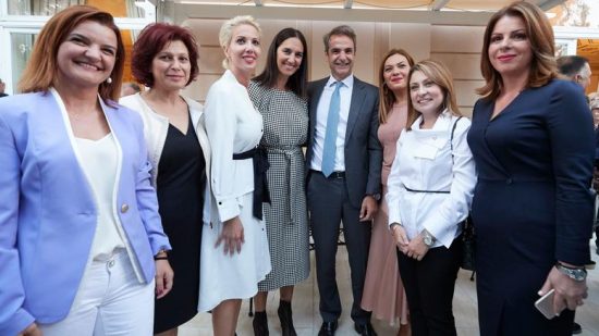 Λαμπερές και άκρως εντυπωσιακές έκλεψαν την παράσταση οι νέες βουλευτίνες της ΝΔ στο Μαξίμου (φωτογραφίες)