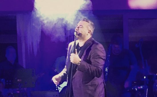 Χαμός στα μπουζούκια: Όλοι έξω για μια… τζούρα και ο Ρέμος μέσα να τραγουδάει μόνος! (video)