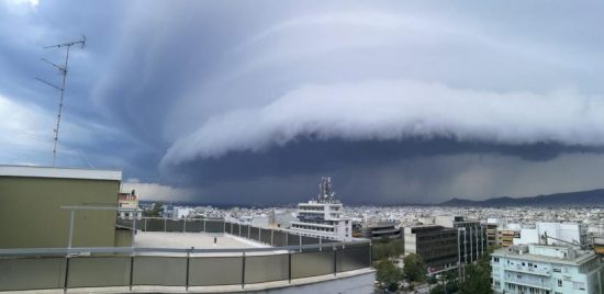Shelf Cloud: Το σπάνιο καιρικό φαινόμενο που «χτύπησε» την Αττική (pics)