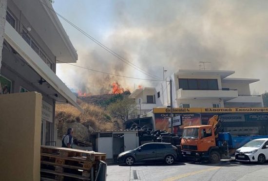 Μαίνεται η φωτιά στο Ρέθυμνο κοντά σε κατοικημένη περιοχή