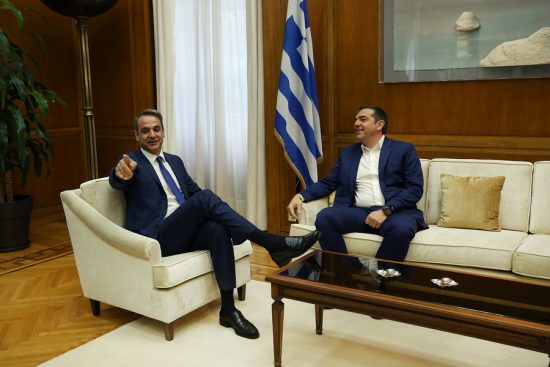 Μαξίμου για ψήφο αποδήμων: Παραγωγική η στάση των πολιτικών αρχηγών, βασική προϋπόθεση η ισότητα της ψήφου