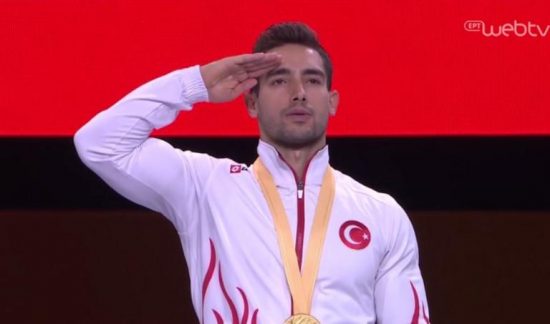 Σάλος με τον προκλητικό στρατιωτικό χαιρετισμό του Τούρκου αντιπάλου του Πετρούνια