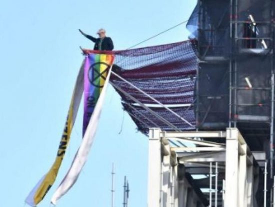 Άνδρας σκαρφάλωσε στο Μπιγκ Μπεν για να διαμαρτυρηθεί