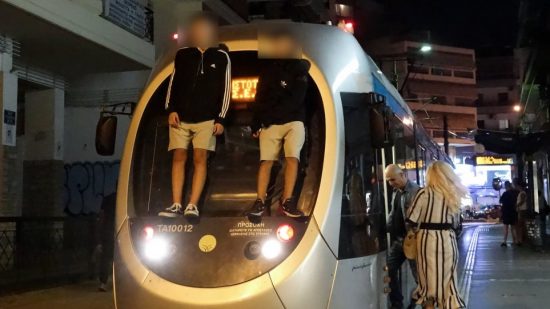 Σοκ με νεαρούς που σκαρφαλώνουν στο εξωτερικό του Τραμ παίζοντας επικίνδυνα παιχνίδια