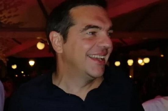 Τσίπρας: Σε γνωστό καφέ- μπαρ του Ρεθύμνου, φανερά ευδιάθετος, πίνοντας κρασάκι με φοιτητές (pics)