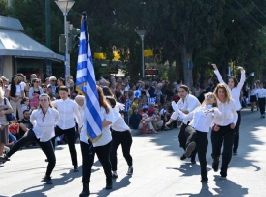 Silly Walk: Τι σημαίνει o βηματισμός των κοριτσιών στην παρέλαση της Φιλαδέλφειας