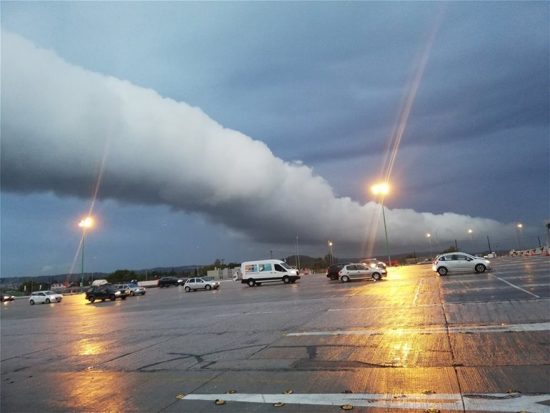 Roll cloud: Το εντυπωσιακό σύννεφο που εμφανίστηκε στον ουρανό της Αττικής (pics)