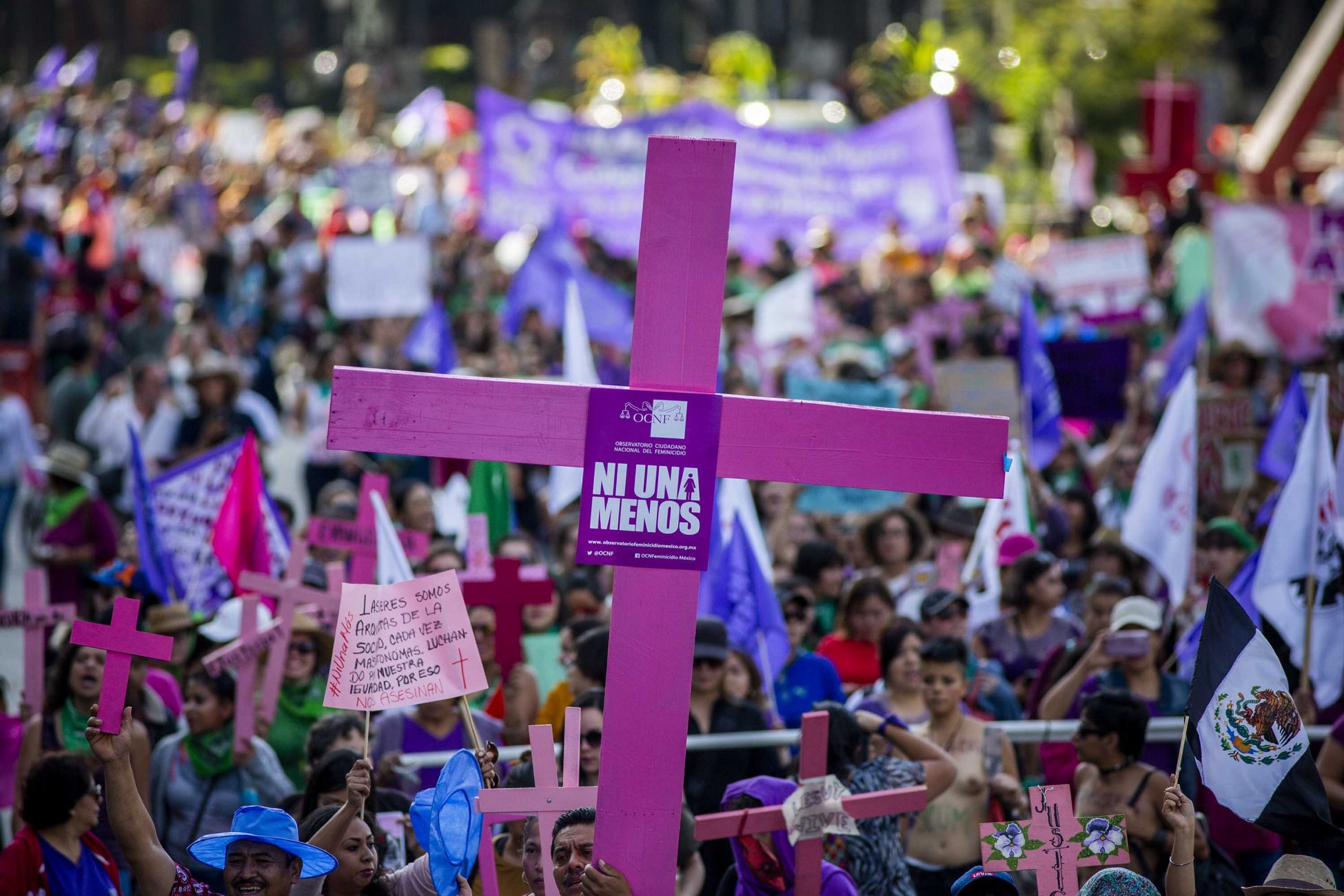 Μεξικό: Γέμισαν οι δρόμοι με μωβ σταυρούς για τις δολοφονημένες γυναίκες