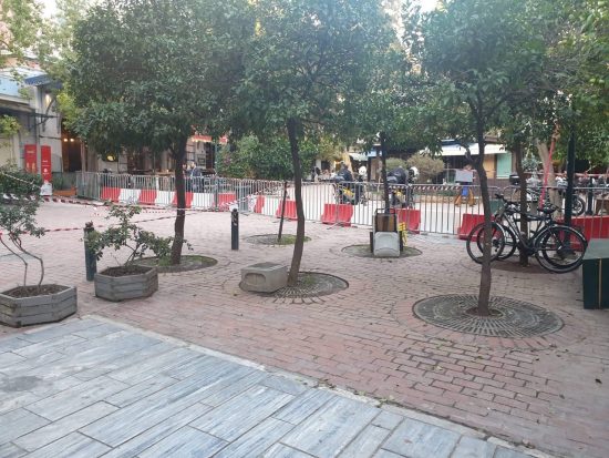 Υπό κατάρρευση κτίριο στην Αιόλου – Αποκλείστηκε το σημείο (pics)